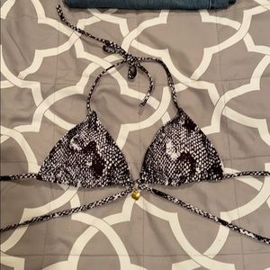 Super cute snakeskin bikini top 😍